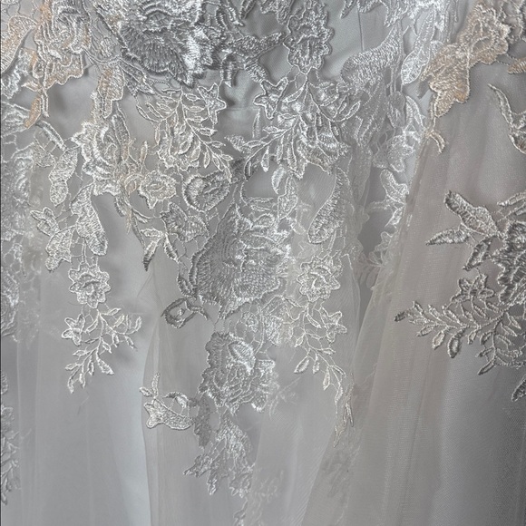 NWT Elegant White Lace Bridal Gown Size 14 – Sheer Back & Floral Appliqués - Picture 9 of 11